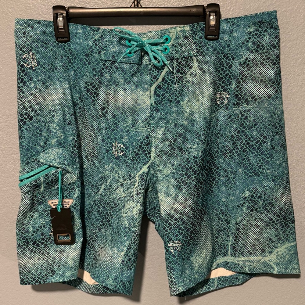 Columbia Realtree PFG Athletic Shorts Teal w Zipper Pockets and Bottle Opener